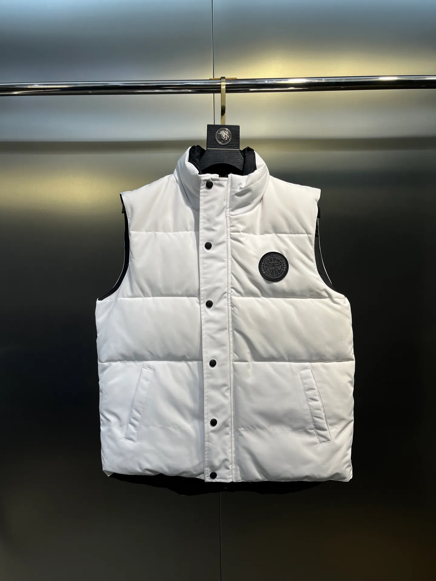 P380 🇨🇦Canada Goose""🇨🇦🌟 (Pure white non-refundable) Garson down vest has always been recognized as the warmest down jacket. Various Instagram celebrities, Internet celebrities, and celebrities often wear it for street photos. I make Canada Goose every year, but I still can't get rid of my love for it. No matter how cold the days are, there is no need to be afraid, because there is! Filled with 90% white duck down, it is the legendary warmest down jacket and is known as a must-have for Arctic outdoor sports! The most popular down jacket in the world, celebrities are rushing to buy it, it is a must-have!  Size: XS to 2XL